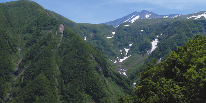 鉾立展望台より鳥海山を望む