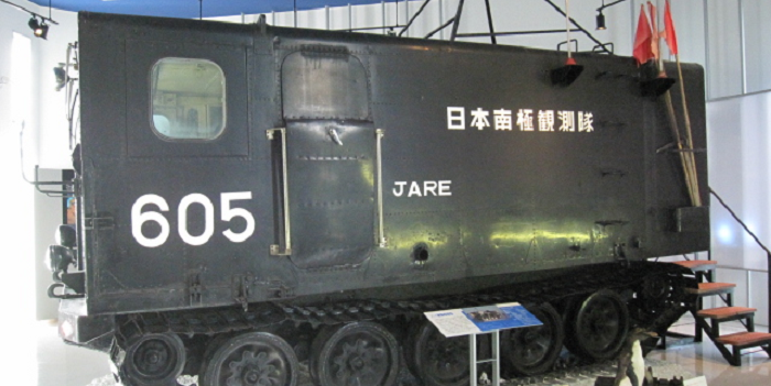 白瀬南極探検隊記念館の雪上車